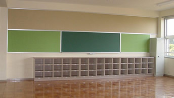 普通教室背面の平面黒板