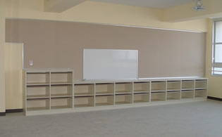 普通教室背面の平面白板